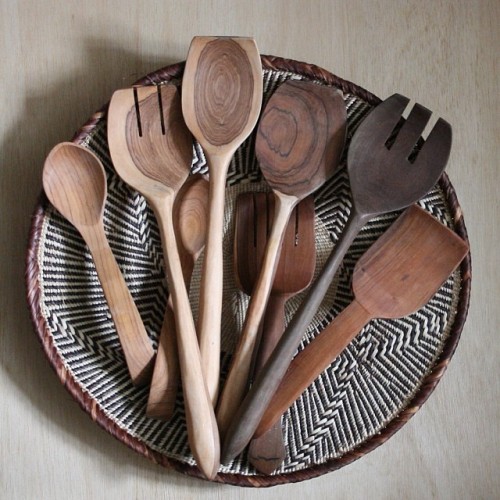 Loving these gorgeous #handcarved #african #woodspoons from @homegoods #homegoodshappy #zaire #ghana #basket #sevicespoons #globalstyle #tribal #safaristyle #safarichic #kitchen #love #beautiful