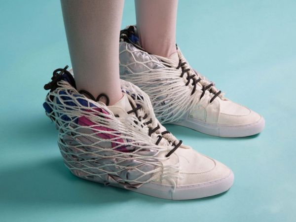 (via Mobile Shelter Pops out of a Pair of Sneakers - Neatorama)
