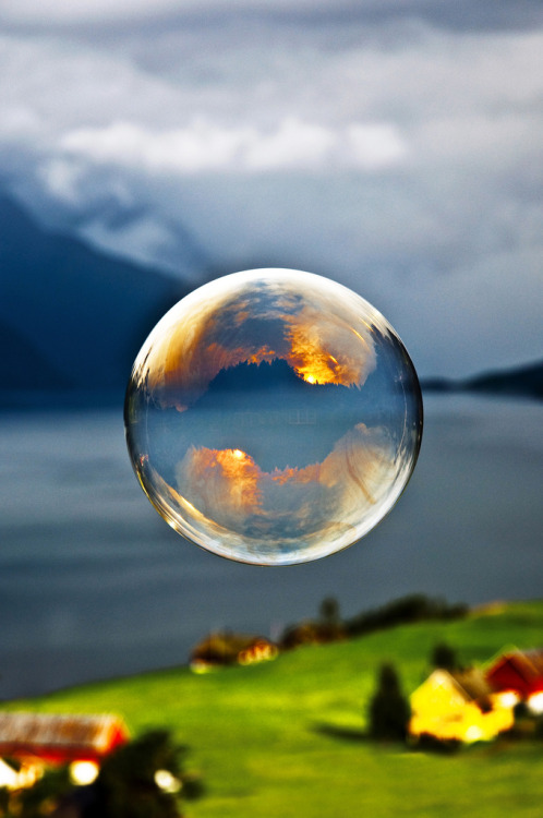 mordmardok:  Morning light reflected in a soap bubble over the fjord  Odin Hole Standal (di Odinodin.com) 