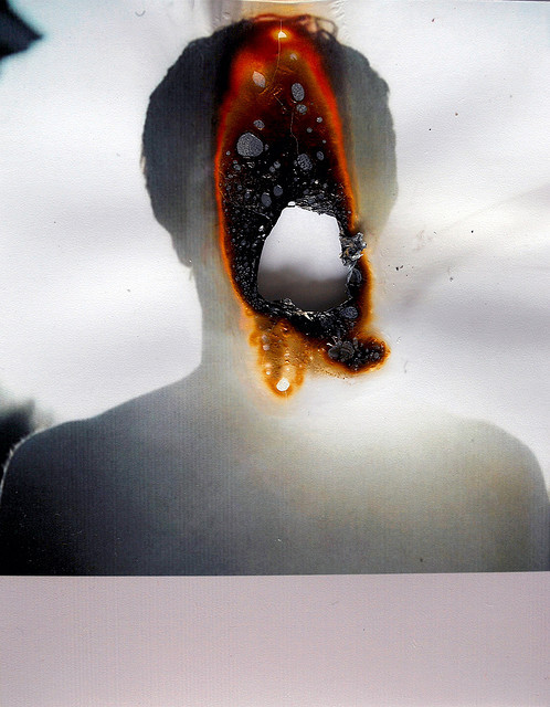 oxane:

Adios, by luc/SA ….. [lucas simões]
fotografia queimada 10x15cm 2010
