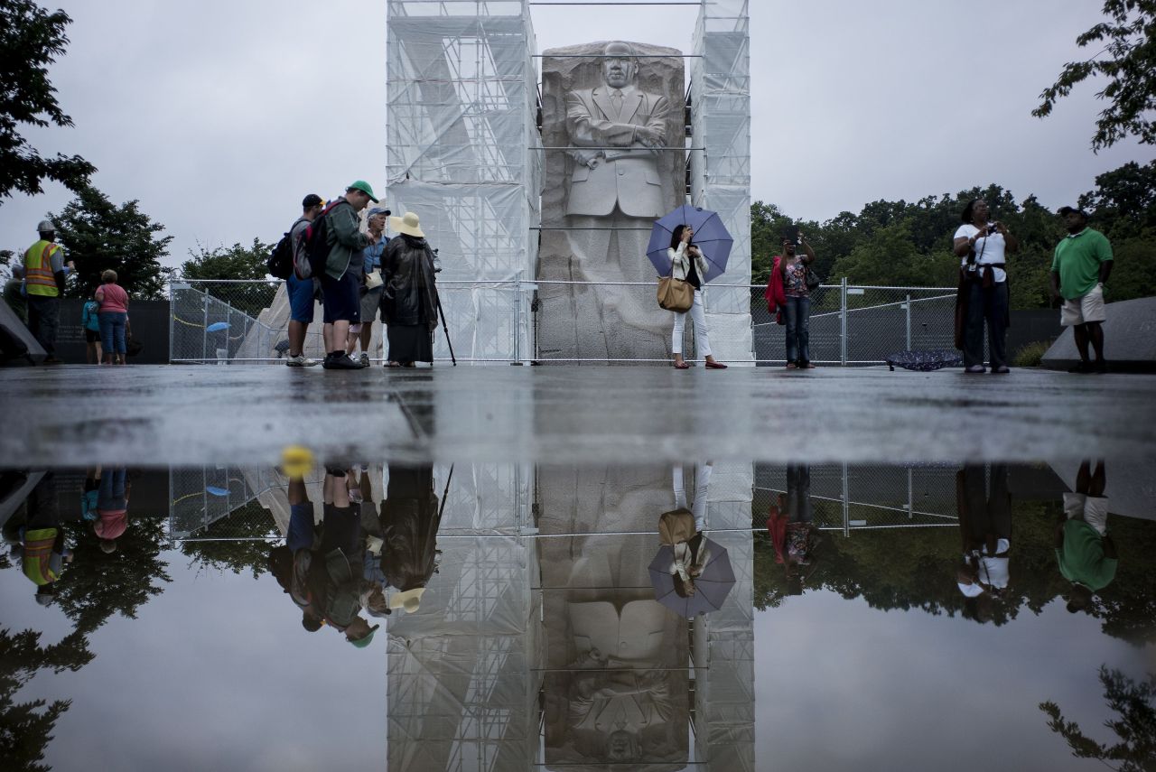 
Los turistas ven el Memorial de Martin Luther King Jr. en Washington, DC. que debe estar terminado para el 28 de agosto, el aniversario 50 de su memorable discurso I have a dream (Yo tengo un sueño). (AFP)