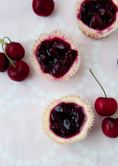 gastrogirl:

cherry cheesecake cupcakes.
