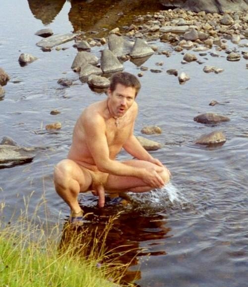 Follow Guyzbeach, a collection of natural men naked at the beach !