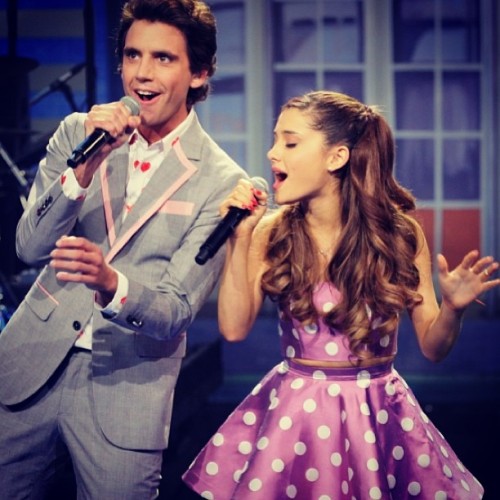 @kenleycollins: @arianagrande performing on Jay Leno tonight wearing a fun top and skirt set I made her. 💓💕