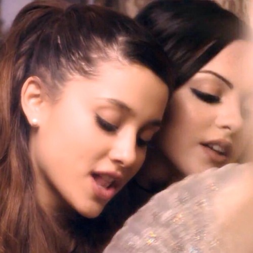 @lizgillz: #RightThereVideo @arianagrande :)