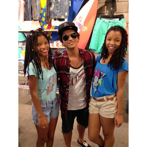 chloeandhalle: Met Bruno Mars at Urban Outfitters.  Ahh we love himmm. Hope to work with him one day 