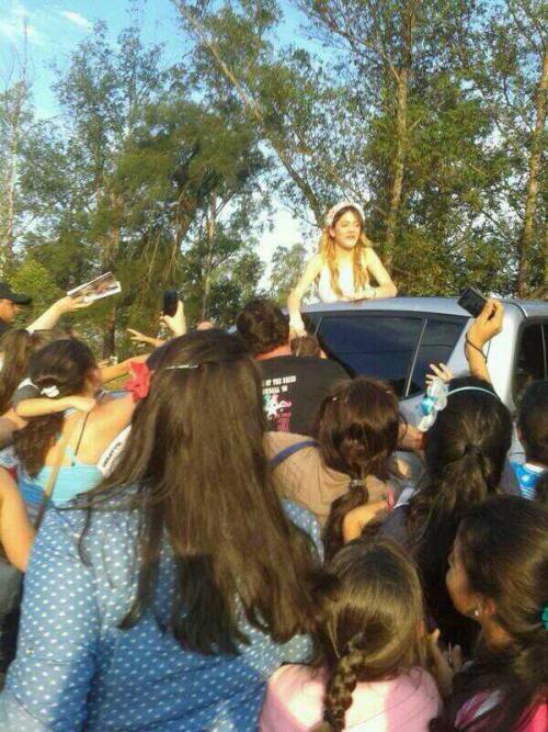 Martina saludando a sus fans en paraguay.