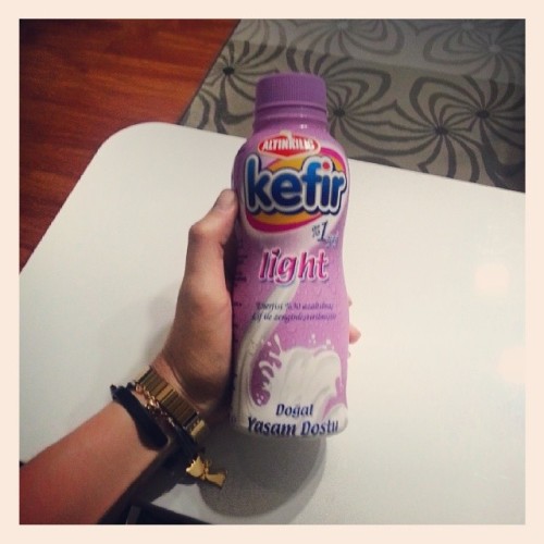 Süt ile ayran arası karaktersiz bi içecek ama çok sağlıklı ;) özellikle sindirim/bağırsak problemi çekenlere birebir :) #kefir #kephir #eatclean #healthyliving