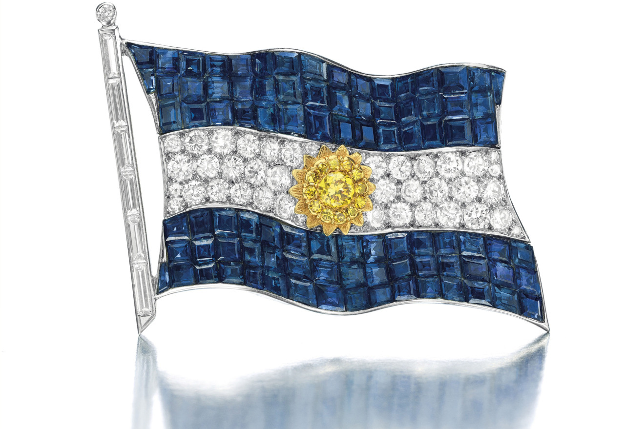 Fotografía suministrada por la casa de subastas Christie&#8217;s que muestra un broche representando la bandera argentina de diamante y zafiro usado por Eva Perón, que está previsto que se subastará en Nueva York el 15 de octubre de 2013. El broche diseñado por Van Cleef &amp; Arpels en su momento para la primera dama de Argentina, tiene un precio estimado de hasta U$S 500.000. (AP / Christie &#8216;s)