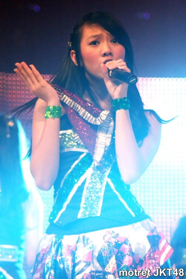Shania Junianatha (Shania / Shanju @shaniaJKT48) JKT48. Star Media Nusantara anniversary TV performance, Jakarta, 16/04/2013.