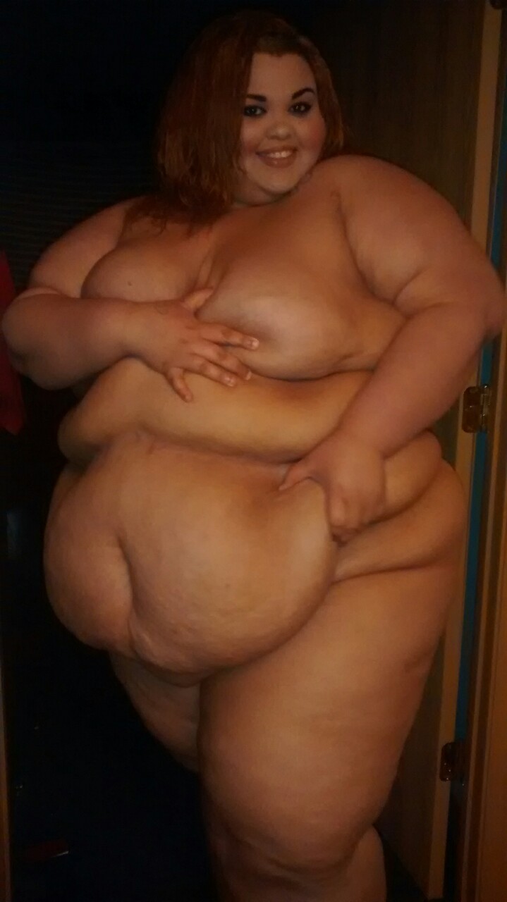 ssbbwbrianna:

Fat bodied babe :)
