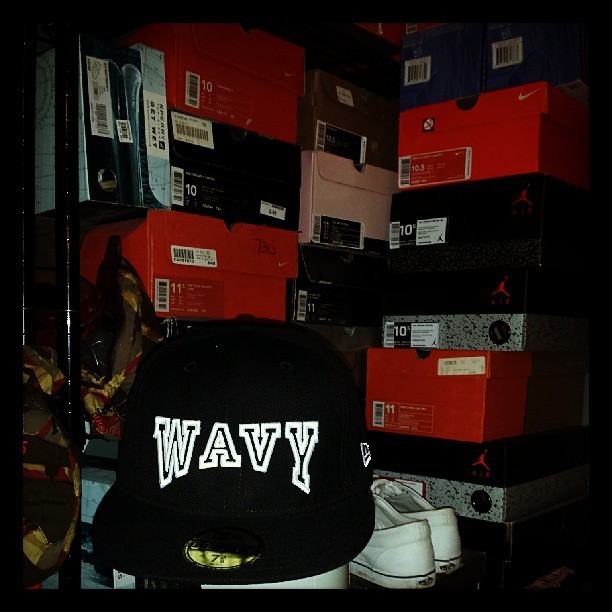Crooks & Castles WAVY fitted in my friend’s room,  and as you noticed,  he has a bunch of kicks. #crewera13 #fittedoftheday #fotd #tipofthecap #hats  #caps  #wavy #crooksandcastles and follow my crew @interstate19 @fittedheads @mitchell_21 @rickyruby @spikeleach @ccornolo @permabox @lekid26 @shakabrodie @neweracaps and more