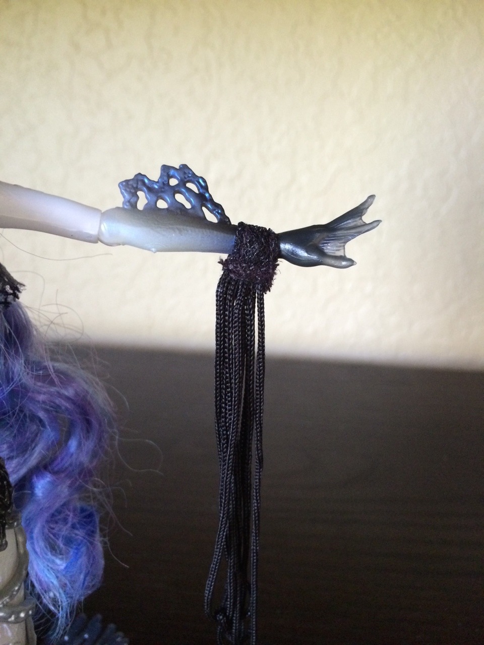 frozenmonsterhigh:

Sirena Von Boo details pictures. She is a very detailed doll, and i’m surprised to see her “Ghost Fin” in her back. And also the details in her tail, she has little stars.