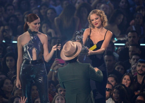 Taylor Swift presents an award to Bruno Mars during the 2013 MTV Video Music Awards