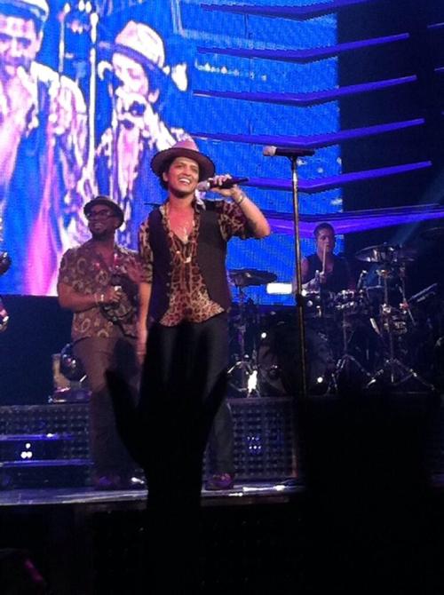 lesliebeatrice2: This is how close I was too Him!!! @BrunoMars best concert ever , think I&#8217;ll have a sore throat in the morning