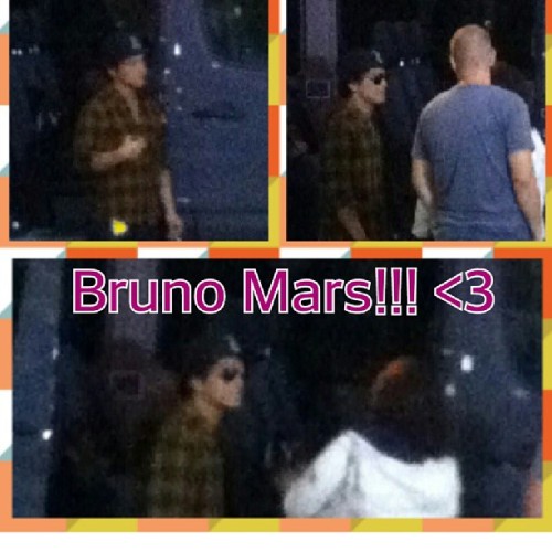 bmars-news:  "jesstrella87: First famous person I&#8217;ve ever seen in person n i didn&#8217;t even recognize him lol thanx Franz for pointing him out lmao. Yup right on out Mears slot lol #brunomars#work#excited#starstruck&#8221; 