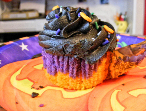 girlfromthewell:  Halloween Cupcakes (Amy Sedaris’ Vanilla Cupcakes)Makes 123/4 stick (6 tbsp) unsalted butter, softened3/4 cup + 2 tablespoons sugar1 large egg1 teaspoon vanilla1/4 teaspoon salt1 1/4 teaspoons baking powder1 1/4 cups all-purpose flour1/2 cup + 2 tablespoons milkPreheat  over to 350 degrees. In large bowl, cream together butter and sugar.  Beat in eggs, vanilla, salt and baking powder. Add flour in 3 batches,  alternating with milk. If you want to color the batter 2 different  colors, divide it into 2 bowls before completely mixing in the flour.  Add food color to each bowl. Mix until batter is smooth with no lumps.  Do not overbeat. Divide batter evenly among cups. Bake for 16 to 20  minutes or until toothpick inserted into center comes out clean. Cool _n  wire rack for 45 minutes or until at room temperature. 