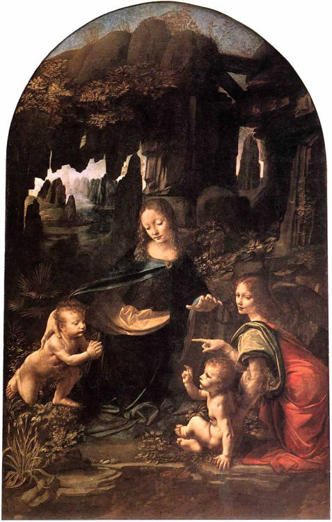Ressam&#160;: Leonardo da Vinci (1452-1519)
Resmin Adi&#160;: Virgin of the Rocks (1483-86)
Nerede&#160;: Louvre, Paris, Fransa
Boyutu&#160;: 199&#160;cm x 122&#160;cm
İtalyan sanat ve bilim adamı Leonardo, sadece Rönesans döneminin değil, 2. bin yılın dâhisidir. Evlilik dışı bir çocuk olarak doğdu. Annesi ve babası ayrı hayatlar kurdu, başkalarıyla evlendi. 14 yaşına geldiğinde ona bakan babanesi ve dedesi vefat edince, mecburen babasının evine, Floransa’ya taşındı. Bu yeni evde dışlanmıştı, üstelik gayrimeşru çocuklar okula da kabul edilmiyordu. Neyseki içindeki dâhiyi farkındaydı, külkedicilik oynamak yerine sanatıyla meşgul oldu. Babasının desteği ile 17 yaşında bir ressamın yanında çırak oldu. 20 yaşına geldiğinde, kendi siparişlerini alıyordu. Yeteneğini ispatlamıştı ama eşcinsel eğilimleri onu neredeyse canından ediyordu. Leonardo’nun üreme eyleminin iticiliği ile ilgili bir söylemi vardı, Freud bunu sonradan “frijit”lik beyanı olarak açıklayacaktı. Ancak Freud yanılıyordu, Leonardo&#8217;nun derdi kadınlardı, cinsellikle ilgili bir sorunu yoktu. O dönem eşcinselliğin cezası ölümdü, aile güçlerinin kullanarak davayı düşürdü. Leonardo, bir dolu işini yarım bırakıp, Milano’ya kaçtı; bir şehir için ne büyük hediye! 17 yıl boyunca Milano’da çalıştı. Leonardo’nun kafasında o kadar çok şey vardı ki, yarım kalmış, bitiremediği işleri  yüzlerceydi. Neyseki 40 yaşından sonra aklındaki projeleri not almaya başladı da, bugün onu sadece ressam veya heykeltraş olarak değil, bilim adamlığı, anatomiye yaklaşımı ve mucitliği ile de tanıyoruz. 1513’e kadar İtalya’da dolaştı, Floransa ve Roma’da bulundu. Mediciler ve Papa için de çalıştı ama o dönem takıntısı anatomiydi. Papa kadavra kesmesini yasaklamıştı. Fransa kralı 1.Francis’ten teklif tam zamanında geldi, Fransa’nın baş ressamı, baş mühendisi ve baş mimarı olacaktı. Fransa’ya gittikten sonra hiç yeni resim yapmadı. Sağ kolu felç olmuştu. Zaten Leonardo ressam olarak tanınsa da aslında resimleri topu topu 21 taneydi. Fransa Kralı ile uzun sohbetleri ve dostluğu oldu. Bu sebeptendir ki Leonardo 57 yaşında kalp krizinden vefat ettiğinde, kral dostuna ait resimlerinin Fransa’ya getirilmesini buyurdu. Mona Lisa ve Virgin of The Rocks resimlerinin Paris’te olmasının sebebi budur. Herhalde “The Last Supper” Milano duvarlarında bir fresk olmasaydı, o da Louvre yolcusu olurdu. Leonardo’nun Virgin of the Rocks - Kayalıklardaki Bakire resmi oldukça tartışmalı. Resim kilise tarafından ressam Le Predis kardeşlere sipariş edilmişti. Bakire Meryem’in gebeliğinin lekesizliğini savunan bir tarikat, kiliseye bunu anlatan bir resim almasını önermişti. Le Predisler akıllıydı, resme dekor olacak kanatları kendileri yaptılar ama ana resmi daha yetenekli olan Leonardo’ya verdiler. Leonardo resmi yaptı, sonuç bugüne kadar benzeri görülmemiş bir şaheserdi. Meryem, daima resmedildiği gibi tahtta değil, aksine fantastik bir dünyada, bir kayalığın üzerindeydi. Resim aydınlık değil karanlıktı, ışık sadece Meryem, bebek İsa, çocuk vaftizci Yahya ve yanlarındaki dünya güzeli bir meleğin üzerindeydi. Ancak bu resim bir şekilde tarikat ile Leonardo arasında 20 yıl kadar sürecek bir davaya sebep oldu. Kimine göre Leonardo istediği parayı alamadığı için resmi vermemişti, kimine göre ilahi karakterler yeterince ulvi görünmüyordu, düzeltme gerekliydi. Leonardo, Le Predis kardeşlerin tavsiyesiyle 10 yıl sonra resmin ikinci bir kopyasını hazırladı. Bugün Londra Ulusal Galeri’de bulunan bu ikinci resmin, ne kadarını Leonardo’nun yapıp, ne kadarını Le Predis’in yaptığı hala meçhul. İkinci resim sonradan kiliseye verildi ama 1875’lerde satışa çıktığında bir İngiliz koleksiyoner tarafından alınıp, İngiltere’ye götürüldü, 1880’den beri ise Ulusal Galeri’ye ait. Yeni yapılan çalışmalarda, ikinci resmin altında, sadece kızılötesi ışıklar ile görünen ikinci bir taslak daha ortaya çıktı. Meryem’in hem İsa’ya hem de Yahya’ya sarıldığı bir versiyon altta gizliydi. İkinci resimde, melek dışındaki tüm karakterlerin başı üzerine hareler var. Tıpkı Frodo’nun yüzüğe baktığını andaki gibi, benim de kendimden geçerek baktığım Leonardo hareleri… (Londra’daki ikinci versiyon burada http://goo.gl/Skqbq)