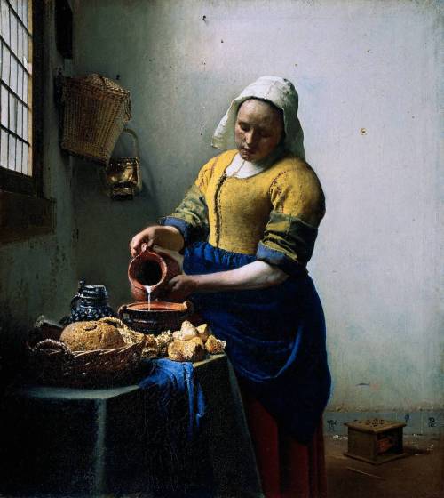Ressam  :  Johannes Vermeer  (1632-1674)
Resim  :  The Milkmaid (1658-1661)
Nerede  : Rijksmuseum, Amsterdam, Hollanda
Boyutu  : 45,5&#160;cm x 41&#160;cm
Vermeer, yani evindeki gündelik hayattan, şaheser yaratmayı başaran, hayatı filmlere konu olan, gizemli ressam. Vermeer’den 8 Mart’ta bahsetmiştim, hatırlamak isteyenler için linki; http://goo.gl/6Z5Wy . The Milkmaid resminin yapılması 3 yıl sürmedi, 1658 - 1661 sadece Vermeer’in bu resmi hangi yıllarda yapmış olabileceği ile ilgili bir tahmin. Resme adını veren, Milkmaid, yani sütçü kız, aslında tartışmalı bir isim, çünkü “sütçü kız” o dönemde tek işi sadece süt sağmak olan kızlara verilen admış.  Ancak bu kız, elinde süt sürahisi, mutfakta, eski Alman tipi ocağın başında olduğuna göre, belliki alt kademelerden bir mutfak çalışanıydı. Bu resim üzerine yazılmış, tez tadında, onlarca yazı var. İnsanlar çalışan kızın yüzündeki gülümsemeden, o an ne düşündüğüne kadar pek çok varsayımda bulundular. Bence zorlamaya gerek yok. Bakıyoruz ve inanılmaz güzel bir resim görüyoruz; kızın üzerindeki parlak renkler, pencereden gelen ışık, gölgeler ve kontrastlar… Vermeer’in yaptığı tam olarak bu değil miydi zaten; herhangi insanların, herhangi hallerinin kanvaslara yağlıboya ile ince ince işlenmesi. 