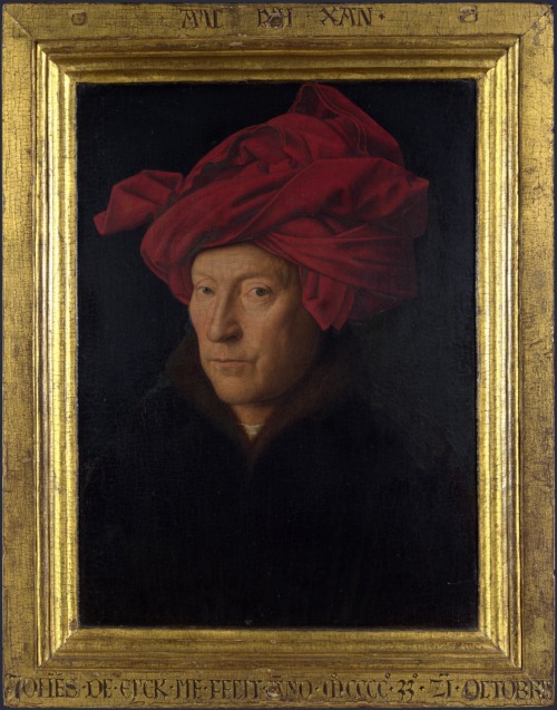 Ressam  :  Jan Van Eyck  (1395-1441)
Resim  :  Portrait of a Man (1433)
Nerede  : National Gallery, Londra, İngiltere
Boyutu  : 25,5&#160;cm x 19&#160;cm
Van Eyck&#8217;in yağlıboya resim tekniğinin babası sayıldığından bahsetmiştim, aynı zamanda bir ressam olarak zamanının çok ötesinde olduğundan da&#8230; Resmin Van Eyck&#8217;in otoportresi olduğundan şüpheleniyor. 1400&#8217;lü yıllar Van Eyck&#8217;in nasıl göründüğü ile ilgili bir ipucu bırakmıyor, yani benzediğinden değil; otoportre olduğundan şüphelenilmesinin sebebi başka. Resimdeki kırmızı sarıklı adam, bakın nasıl da gözlerinizin içine bakıyor&#8230; Muhtemelen otoportresini yaparken, aynada kendine baktığından böyle görünüyor olmalı. Resimdeki adam karanlığın içinden çıkmış gibi. Tıpkı Mona Lisa gibi bedeni başka yöne, kafası başka yöne dönük. Ve Van Eyck esprisi bu resimde de var. Resimde görünen çevçeve, 1433&#8217;ten günümüze gelen orjinal çerçeve. Van Eyck çerçeve üzerini, sanki kazınmış gibi his verececek şekilde itinayla boyamış. Ve tabiki, dönemin yasaklarına aldırmayan imzası var. Resmin üstünede, Yunanca  &#8220;Eyck&#8217;in yapabildiği&#8221; yazıyor. Altta ise &#8220;Jan Van Eych bunu 21 Ekim 1433&#8217;te yaptı&#8221; yazıyor. Bence sanat tarihinin en gizemli ressamlarından biri Van Eych. 7 Mart&#8217;ta anlaşmıştım, hatırlamak isterseniz linki http://goo.gl/yOHIE .