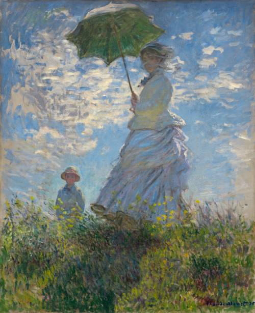 Ressam&#160;: Claude Oscar Monet (1840-1926)
Resmin Adi&#160;: Madame Monet and Her Son - Woman with parasol (1875)
Nerede&#160;: National Gallery of Art, Washington, ABD
Boyutu&#160;: 100&#160;cm x  81&#160;cm
Monet, Manet&#8217;in yönlendirmesiyle 1871 sonlarında Argenteuil&#8217;de kalacak bir yer keşfetmişti. Buradaki coğrafya, ona uzun zaman resimlerindeki en verimli dönemlerini yaşattı. Resimde Monet&#8217;nin büyük aşkı ve ilk eşi Camille, oğullarıyla beraber. Klasik bir portreden çok uzak, onlar Argenteuil&#8217;de güneşli bir günde gezintiye çıkmışlar ve Monet&#8217;nin objektifine yakalanmış gibiler. Monet bu resmi 1876&#8217;da sergilediğinde büyük ses getirmiş ve övgülere boğulmuştu. Monet&#8217;nin uzun ve yorucu hayatını 30 Mart'ta anlatmıştım, The Water Lily Pond isimli muhteşem resmi eşliğinde. 13 Haziran'da ise The Houses of Parliament resminden bahsetmiştim, hatırlamak isterseniz tarihlere tıklayın.