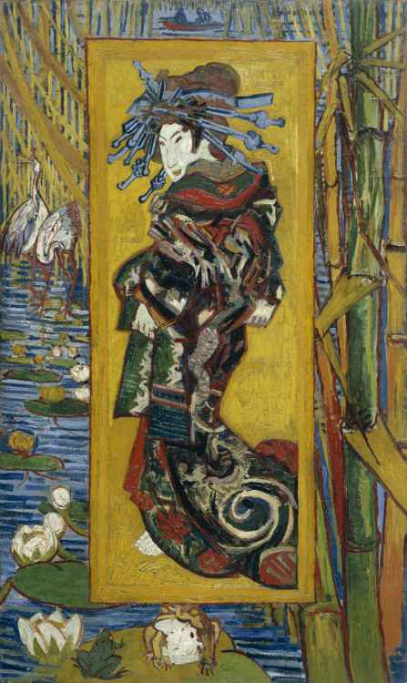 Ressam&#160;: Vincent Van Gogh (1854-1890)
Resim&#160;: The Courtesan (1887)
Nerede&#160;: Van Gogh Museum, Amsterdam, Hollanda
Boyutu: 105,5 cm x 60,5&#160;cm
Van Gogh&#8217;un benim için en ilham verici resimlerinden biri The Courtesan, yani &#8220;Fahişe&#8221;. Van Gogh kadar gözü farklı gören bir yaratıcı dahinin bile, beğendiği bir çizimi kopyalaması; benim gibi çizim yeteneği olmayanların dahi harikalar yaratabileceğinin bir müjdecisi gibi geliyor. Van Gogh, Japon kültürüne ilgi duyduğu bu yıllarda, 1886&#8217;da Paris Illustre dergisinin kapağından yayınlanan ve Keisa Eisen tarafından yapılmış bu çizimi çok beğeniyor. Bu çizimi bire bir kopyalıyor, hem de bakarak değil, baya büyük kopyasını çıkartıp, kendi kanvasına kopya kağıdı olarak kullanarak. Bu kadını sapsarı bir çerçeve içinde kullanıp, diğer parlak renklerini de ekleyince, Van Gogh&#8217;un elinden görsel bir şölen çıkmış. Eisen&#8217;den aldığı sadece kadının görseli, ama Van Gogh&#8217;un resminde dış alanda kullandığı diğer görseller de farklı Japon yayınlarından esinlenme. Resme dikkatli bakarsanız, önde bir kurbağa, solda bir turna ve üstte uzakta küçük bir sandal görürsünüz. Resimde kullanılan, kurbağa ve turna bambularla uyum sağladığından değil, sembolizm içerdiği için kullanılmış. Turna ve kurbağa, fahişe kadınlar için kullanılan kelimelermiş. Van Gogh&#8217;u ve Yıldızlı Gece resmini 13 Mart'ta anlatmıştım, 26 Haziran'da Theo'nun oğlu için yaptığı Almond Blossom'u, 29 Temmuz'da ise Ayçiçekleri'ni. Resimleri hatırlamak isterseniz, tarihlere tıklamanız yeterli. Van Gogh'un Eisen'den kopyaladığı çizimi ve kopya kağıdını görmek isterseniz de Facebook albümünde http://www.facebook.com/gunde1resim . 