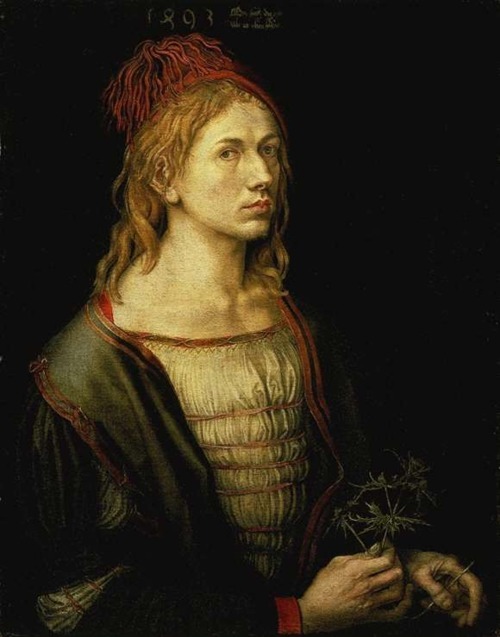 Ressam&#160;: Albrecht Dürer (1471-1528)
Resmin Adi&#160;: Self-Portrait or Portrait of the Artist Holding a Thistle (1493)
Nerede : Louvre, Paris, Fransa
Boyutu&#160;: 56&#160;cm x  44&#160;cm
Zamanının 600 yıl ilerisinde yaşayan Albrecht Dürer, beni ressamlar arasında en çok şaşırtanlardan biri. 21. yy&#8217;da yaşasaydı, hala ilginç bir sanatçı kabul edilirdi. Düşünün ki o, Michelangelo Sistine Şapel&#8217;i, Leonardo Mona Lİsa&#8217;yı boyarken, o tutup hiç görmediği bir gergedanın tavsirlerden yola çıkarak gravürünü yapmıştı. Bahsetmiştim, Avrupa Dürer&#8217;in gravüründen sonraki 3 yüzyıl boyunca gerganı sadece onun resminde gördü. Bu oto-portresi ise batı resim tarihindeki ilk oto-portre. Ressamların kalabalık komposizyonlarda kendilerini bir şekilde resme dahil etmeleri alışıldık bir şeydi ama oturup da kendini boyayana ilk kez rastlanıyordu. Bu da bir şey mi, hayatını anlatırken özellikle söylemiştim, Dürer dünya tarihinde logo ve ticari markayı ilk kullanan insan. Resim yapmaya o kadar düşkündü ki, ve bu resimleri makul fiyata satarak daha çok insana ulaştırmayı o kadar istiyorduki, taklitçileri çıkmıştı. Çareyi logosunu basmakta ve eğer taklit eden çıkarsa, imparatordan aldığı telif hakkını kullarak ceza çektirmeye bile hazırdı. Dürer, sen ne kadar tuttuğunu koparan, ne kadar dahi bir adammışsın! Dürer&#8217;in 22 yaşındayken yaptığı bu oto-portre bir ilk olarak geçiyor ama Dürer&#8217;in için ilk değil, o daha 13 yaşındayken karakalem ile oto-portresini yapmıştı bile. Dürer bu resmi yaptığında, babasının başgöz etmesi sonucu evlenmek üzereydi. Resimde tarihin hemen yanında bir not var, burada şöyle diyor&#160;: Yukarıdan ne yazıldığıysa, başıma geliyor&#8221;. Dürer&#8217;in dine, özellikle İsa&#8217;ya düşkünlüğünden bahsetmiştim, hatta sırf bu sebeple saçlarını uzatıyor İsa gibi pozlar veriyordu. Bu resimdeki bakışı da biraz şaşkın, henüz aynaya bakarak kendini resmetmeyi tam çözememiş gibi, ya da evleneceği için bu şaşkın halini bilinçli olarak eklemiş de olabilir. Elinde de bir deve dikeni, oldukça esprili. Dürer&#8217;in hayatını 29 Mart‘ta Mavi Kuzgun Kanadı resmi eşliğinde anlatmıştım. 7 Haziran‘da “Young Hare”ye ve 17 Ekim'de The Rhinoceros resimlerine yer vermiştim. Hatırlamak isterseniz tarih linklerini tıklayın.  