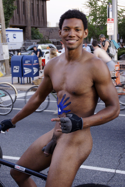 dutchienl:

http://dutchienl.tumblr.com/

Hot black guy riding naked in London!