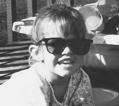 
Baby Kristen Stewart :3
