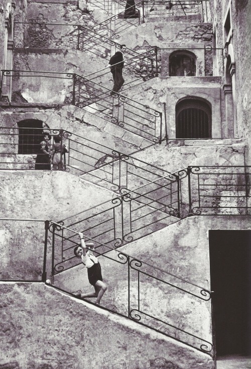René Burri, Escaliers dans les rues de Leonforte, Sicile, 1956
Thanks to fantomas-en-cavale