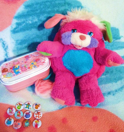 Dear fairies,
It has taken me a while, but I&#8217;ve finally been able to take these pics to share with you all of the Popples gifts my lovely boyfriend gave to me for my birthday!
A set of Popples buttons with every Popple on them (perfect for fairy kei), a Popples bento box and a Prize Popple plush (which is the same one that Tavuchi and Lisa, from Electric Alice, own ^_^)!
I&#8217;m so excited to have these things! I will definitely be wearing the buttons very often with my outfits; the bento box will be perfect for when I can just make my lunch the night before to take with me to class; and Prize Popple has taken a place on my bed amongst my other plushes&#8230;

