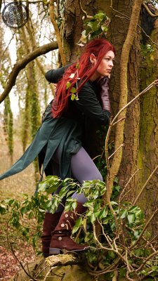 d2scosplay:  Tauriel - The Hobbit  (Films 2 &amp; 3)Costume by D2scosplay  https://www.facebook.com/D2sCosplayPhotography by Hollysocks  hollysocks.tumblr.com (she’s a babe) 