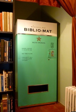 stunningpicture:  This vending machine dispenses a random book for Ū.00