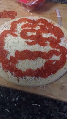 badlandsemoji:  before and after cooking pepe-roni pizza