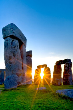 omgshowmetheworld:   Stonehenge, Amesbury, Wiltshire, England   