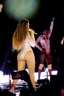 mandjp:  celebritiesofcolor:  Beyonce performs during the opening night of the Formation World Tour at Marlins Park on April 27, 2016 in Miami, Florida.   🤗🤗🤗🤗🤗