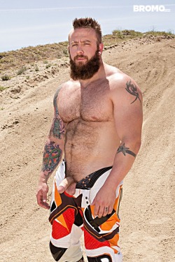 gato-loco:  I prefer Aaron Bruiser with a belly but he’s still hot here 