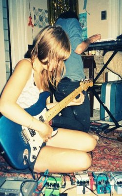 songssmiths:  Kim Gordon (Sonic Youth) -  bedroom rehearsal 