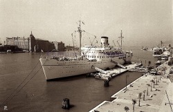 Venezia; banchina alle Zattere con l’approdo dell’Adriatica - in fondo a sinistra il Molino Stucky. 1954.