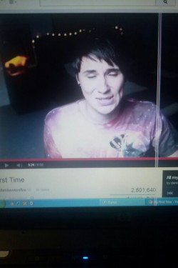 I just thought id share with you guys how I paused the danisnotonfire videoxD