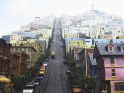 oh-thats-clever:  yerthebadwolfmari:  novamist:  averaqejoe:  xstayfocused:  shigaretto:  sunflowury:  parkmerced:  That’s one steep hill in SF. San Francisco, CA  ITS HELL TO DRIVE  raven baxter from thats so raven lived on this hill   This gives