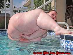 ssbbwrowan:  This is SSBBW ROWAN, a sexy redhead milf bbw with huge belly, huge tits, fat thighs, for all cellulite lovers. See more free pics of her here: SSBBWROWAN!  I wish be in that pool yum yum