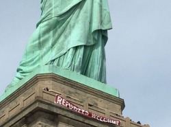 gogomrbrown:  A giant ‘Refugees Welcome’ sign was unfurled on the Statue of Liberty today  