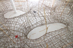 punkrocksupersoldiers:  jedavu:  Artist Henrique Oliveira Constructs a Cavernous Network of Repurposed Wood Tunnels at MAC USP   THIS GUY OH MY GODI HAD TO ANALYSE ONE OF HIS WORKS IN MY VISUAL ARTS EXAM AND I SUFFERED