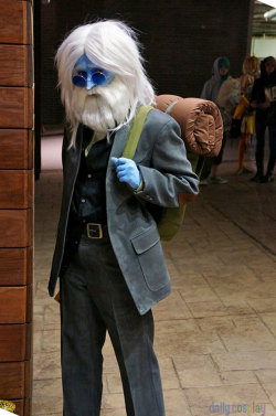 bermudaxlocket:  adventure-time-gif:  Not a GIF but I really had to share this awesome Ice King/ Simon cosplay! Via Geekologie.com  This is amazing!