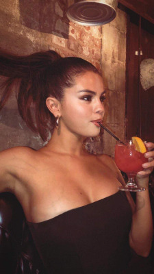 celeb-hub:  Selena Gomez