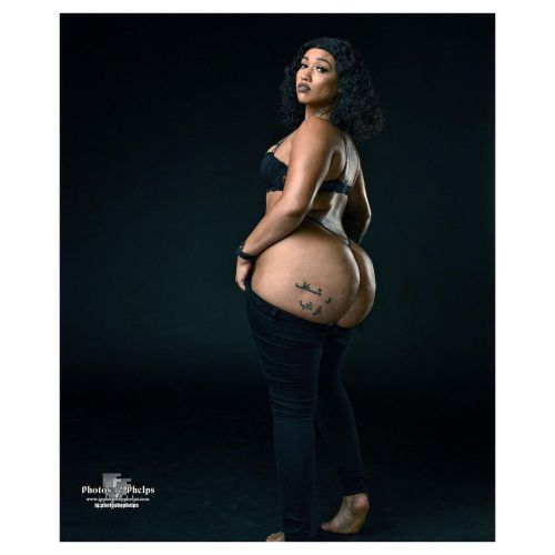 #throwback with Persia, model and dancer.  I dunno what her ig is now but if you are following her I’m sure it’s burned into your memory. #photosbyphelps #thick #thickthighssavelives #bigbooty #allnatural #kake #stackedmodel #photoshoot #studioshoot