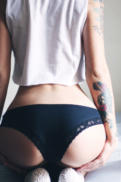 tattcitybitch:  Wishing I had a waistline like that to match my booty… 👌🏼   Do you like babes and tattoos? Follow: jvlinh