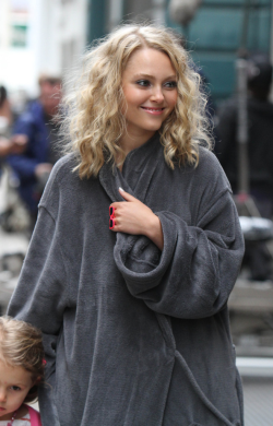 eleven-three:  daily&ndash;celebs:  7/25/13: AnnaSophia Robb on set of ‘The Carrie Diaries’ in NYC.  —- 