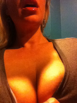 extraneousredux:  Tumblr cleavage. Much different than Facebook cleavage.  ;)